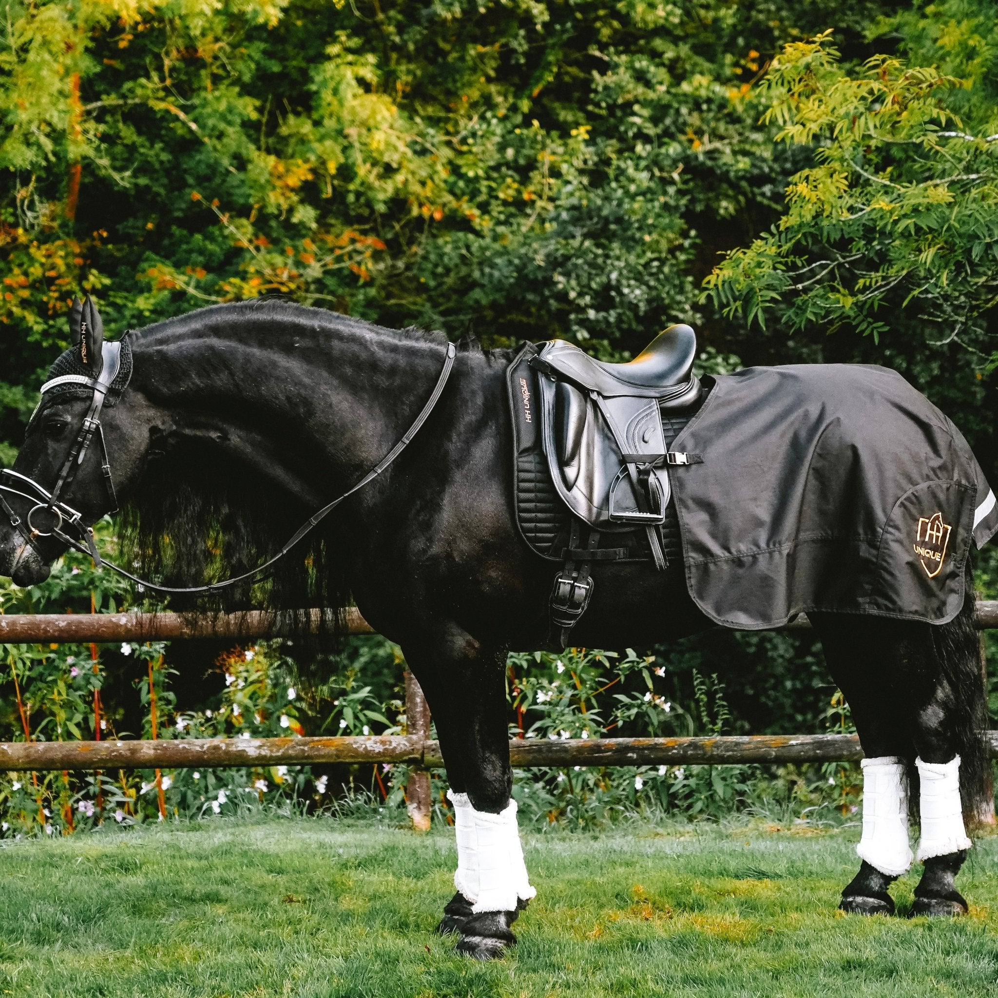 HORZEHOODS® Black & Gold Waterproof Quarter Sheet - Horzehoods5056725017774